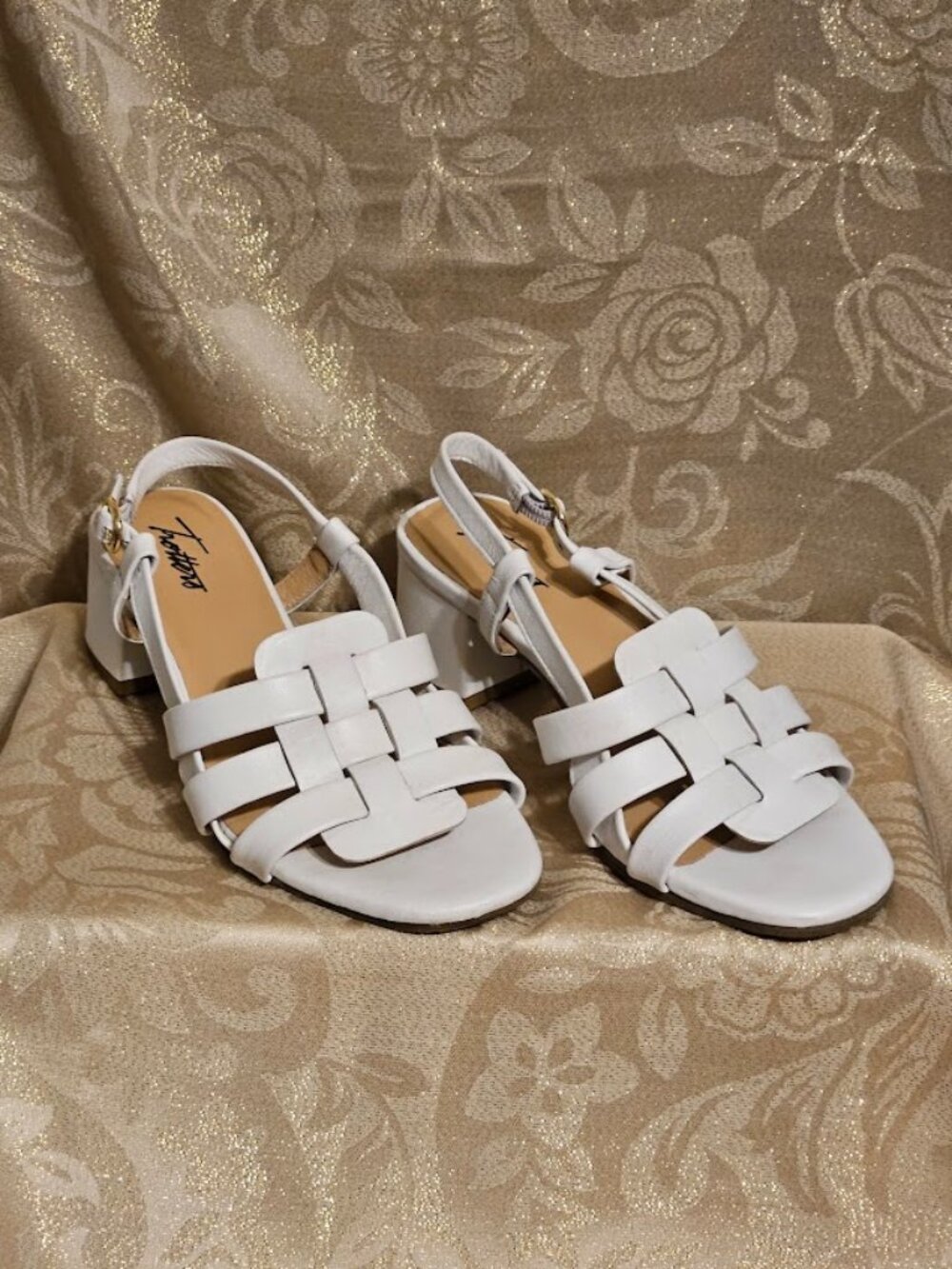 Trotters White Leather Sandals Size 7.5W